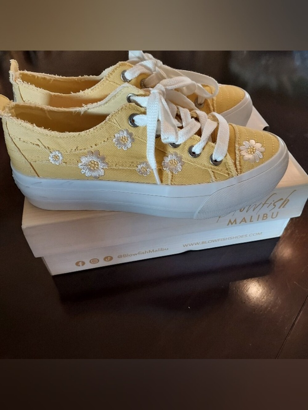 Blowfish Women's Sadie-Sun Yellow Daisy Canvas  Sneakers/White Laces. Sz 8.5 NWB